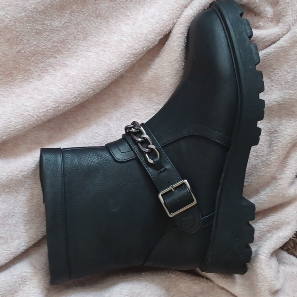 Cute black boots XOXO